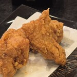 かに猿 - 息子初トライ、とらふぐの唐揚げ。レモンかけてうまうま。こちらはてっちりてっさんもあります。そのうちてっちり食べてみたい。