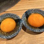 大衆肉酒場 こだわり米 匠 - すき焼きカルビ用の卵、メニューの通り黄金色に輝いていた