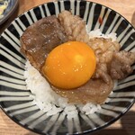 大衆肉酒場 こだわり米 匠 - 焼き上がったカルビを銀シャリに乗せてさらに卵を乗せて