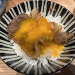 大衆肉酒場 こだわり米 匠 - 卵を割ってトロリンチョ、脳天に沁みる美味さ