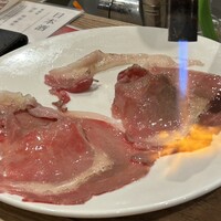 大衆肉酒場 こだわり米 匠 - 大判炙り寿司用の肉をバーナーで炙って