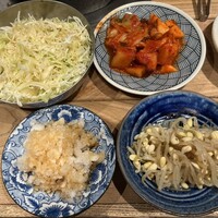 大衆肉酒場 こだわり米 匠 - 日替わりキムチ3種？、もやしナムル、キャベツ、鬼おろし、最初に一気に出てくる。いい箸休めになる。