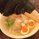 TORISOBA 雄 - 鷄そば 親子スペシャル。
            さらっとした、かなりあっさり系。鷄白湯というより、鷄塩というイメージ。
            麺は少なめ、女性向き。
            うずらの味玉がうまい。