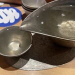 磯ぎよし - この片口とお猪口が素敵　こんな風にこぼして入れてくれます