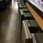 Akaneya Coffee Ten Kyudo Ten - 椅子の質感と清潔な床の照り