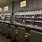 Akaneya Coffee Ten Kyudo Ten - 壁一面にカップ、木製カウンター