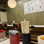 はかたや - カウンターのみのシンプルな店内