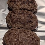 ハンバーグステーキ jumbo - 今からソースで煮込まれます
      丁寧に手捏ねされた黒毛和牛１００％の子たち