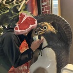 楽楽苑 - 店入口...信楽狸と戯れる初老...