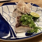 季節料理かたやま - 先ずは鰆の塩たたき✨たっぷりの葱と茗荷を乗せて酢橘をしぼりキリッと✩⋆*॰¨̮⋆｡˚鰆に脂が乗っていて厚切り！炙った鰆は絶妙な塩加減で絶品！ ！