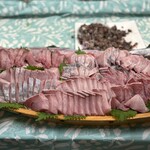 みなと市場 小松鮪専門店 - 小松鮪専門店の豪華ぶりの刺身舟盛