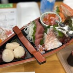 みなと市場 小松鮪専門店 - 各テーブルにも可愛い舟盛
