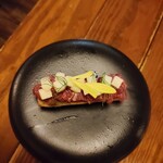 うまいものkitchen 勝田台バル - 季節のフルーツのせ☆馬肉のタルティーヌ 858円