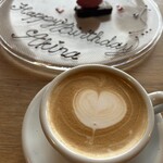 nouniyell - 可爱的生日盘和拿铁。