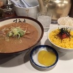 すみれ - ラー博は俺の社員食堂。  平日限定、味噌ラーメンランチ！  トッピング無料券をいただいたので、＋ねぎ♡ これからの季節はアツアツの味噌ラーメンだよねえ。