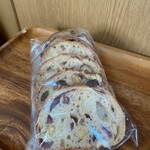 ル・プチメック - クランベリーとヘーゼルナッツのパン