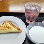 街の喫茶店 - 料理写真:ホットサンド150円、リンゴ酢ソーダ100円、コーヒーゼリー100円✨