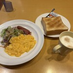 ガスト - 料理写真:ドリンクバーから飲み物を選び暫く待つと注文したスクランブルエッグ＆ベーコンソーセージセット６００円の出来上がりです。