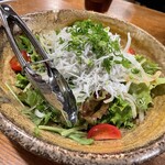 大漁酒場 - 音戸しらすと玉ねぎのサラダ