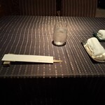 瀬里奈 - おしぼり2つに割り箸、お冷です。