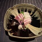 瀬里奈 - 北海道産の天上鰤の刺身です。美しい霜降りで、優しい甘さと歯応えが私の口を楽しませてくれました。