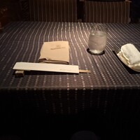 瀬里奈 本店 - 前掛け（エプロン）とお冷、おしぼり、割り箸です。