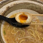 自家製麺 らーめん工房 縁 - 半熟煮卵
