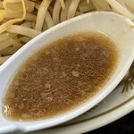ラーメン もっけだの - 『朝食セット(ラーメン野菜マシマシ・ライス大)』のスープ