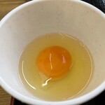 ラーメン もっけだの - 『朝食セット(ラーメン野菜マシマシ・ライス大)』の生卵