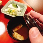 東京 芝 とうふ屋うかい - お味噌汁は赤だし！美味しい