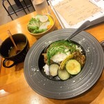 地元酒場 あじと - 鹿スネ肉のニンニク薬膳キーマカレー 
+温泉卵