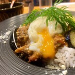 地元酒場 あじと - 鹿スネ肉のニンニク薬膳キーマカレー 
+温泉卵