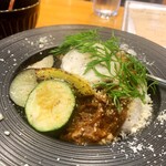 地元酒場 あじと - 鹿スネ肉のニンニク薬膳キーマカレー 
+温泉卵