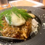 地元酒場 あじと - 鹿スネ肉のニンニク薬膳キーマカレー 
+温泉卵