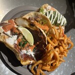 ブルー エントランス キッチン - 手前からBEKチーズグリル＆ビーフ、カルネアサーダwithサルサロハ、サワークリームアボカドシュリンプ