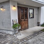 洋菓子店 アンジュール - 入口は木の扉でアンティークな雰囲気