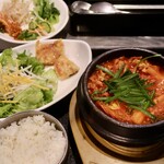 韓豚屋 - ブテチゲ（ご飯付き）、サラダバー