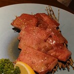 燒肉Tora ji 訓練中心店 - 上等牛舌鹽烤T型切片