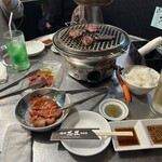 焼肉恩匠 - メロンソーダ、ジンジャーエールそれぞれ280円、和牛鳥栖カルビ980円、並ハラミ　タレ1180円、大飯410円×2