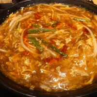 中国菜酒 蜀留香 - 酸辣湯麺 もっと酢が効いてるのが好みなので、だいぶ足しました