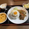 バンラック - カオガパオランチセット（トムヤムスープ＆サラダ＆デザート）
