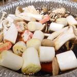 俺のそば - 鍋にきのこを投入