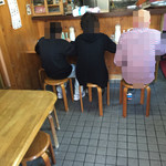 宮川食堂 - カウンター5席、テーブル4席