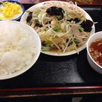 徳萬殿 - 肉野菜炒め定食（750円）。