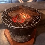 焚火家 - 炭火で目の前で焼くので結構暑くて煙い