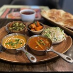 スパイス研究所MAD CHEFs - 2種カレーセット、手前左からチキン、マトン、奥左からアルアチャ、クチェンバー、サラダ