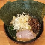 横浜ラーメン 北村家 - のり、ネギ、キクラゲ