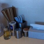 IOrI - 卓上の調味料、箸、レンゲ等