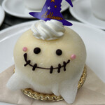 365アニバーサリーレストラン - ハロウィンスイーツ　フルーツの入った「おばけ大福」