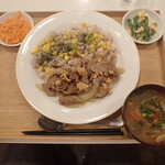 トーコーキッチン - ガーリックビーフライス 副菜二品 豚汁　